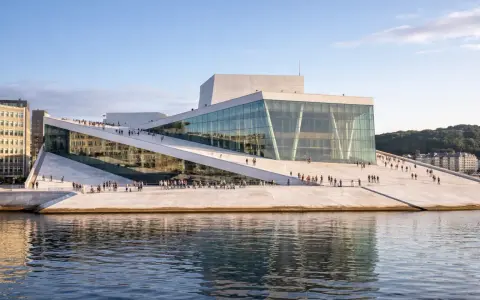 Oslo Operahus, en arkitektonisk pärla vid vattnet, liknar en isberg som reser sig ur fjorden. En populär plats för både turister och lokalbefolkning, likt de som besöker Oslo museer.