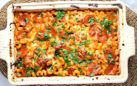 Herzhafter Nudelauflauf mit Pepperoni und Käse, perfekt zum auflauf einfrieren für später. Frisch mit Petersilie garniert.