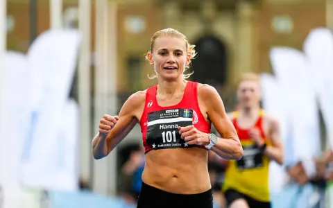 Hanna Lindholm tävlar i halvmaraton, nummer 101, med fokus och beslutsamhet.