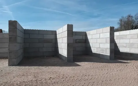 Mur oporowy z bloczków betonowych tworzy zarys przyszłej konstrukcji.