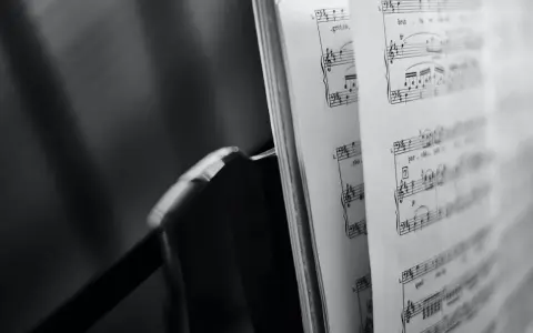 Spartito musicale aperto, con note e indicazioni di tempo, evoca le grandi colonne sonore che hanno segnato cinema e TV.