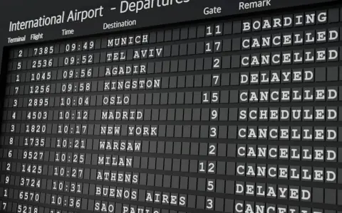 Tablica odlotów: wiele lotów Stena Line odwołane, w tym do Oslo, Nowego Jorku i Warszawy. Niektóre loty opóźnione.