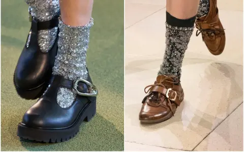Czarne i brązowe modne buty na jesień z błyszczącymi skarpetkami. Eleganckie i stylowe, idealne na chłodniejsze dni.