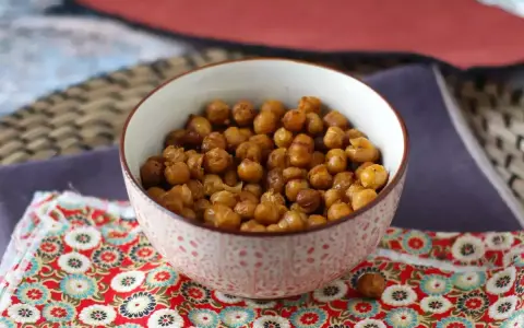 Geröstete Kichererbsen aus der Dose in einer Schale, perfekt für schnelle und leckere Rezepte.