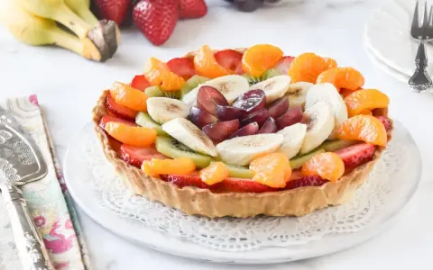 Tarta de hojaldre decorada con fresas, kiwi, plátano, mandarina y uvas. ¡Un postre fresco y colorido!