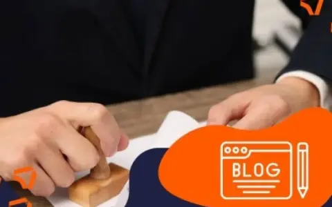 Persona con traje sella un documento, quizás para tramitar un carnet conducir. Icono de blog al lado.