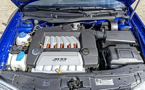 Silnik VR6 R32 w niebieskim aucie.
