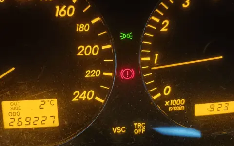 Kontrolka hamulca ręcznego i DTC C1241 Toyota. Na desce rozdzielczej świeci się kontrolka hamulca ręcznego, VSC i TRC OFF.