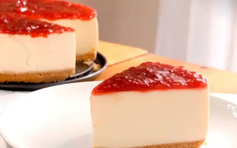 Deliciosa tarta de queso sin horno con cobertura de fresa, cremosa y con base crujiente. ¡Perfecta para cualquier ocasión!