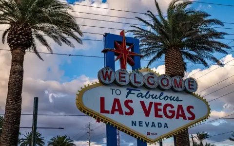 Słynny znak "Welcome to Fabulous Las Vegas" w Nevadzie, stan, w którym znajduje się to miasto rozrywki, otoczony palmami.