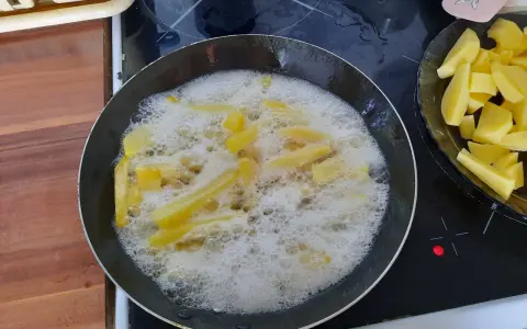 Frytki smażą się w gorącym oleju, który mocno się pieni. To znak, że ziemniaki oddają wodę, a olej reaguje.