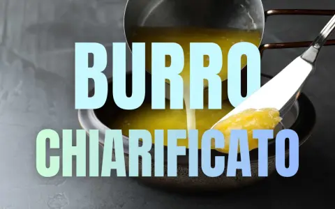 Burro chiarificato dorato versato da un pentolino in una ciotola, con una spatola che ne raccoglie una porzione.