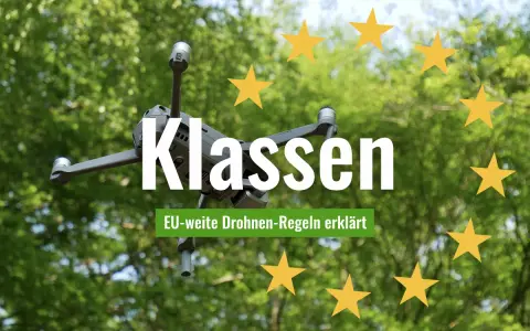 Drohnen-Klassen: EU-weite Regeln für den Betrieb von Drohnen erklärt. Ein Fluggerät schwebt vor grünem Blätterdach, umgeben von gelben Sternen.
