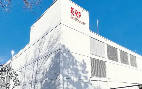 Das Gebäude von ERF, "Der Sinn-Sender", strahlt in der Sonne.