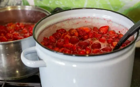 Gotujące się truskawki w garnku, przygotowywane z dodatkiem pektyny, co to jest? To naturalny zagęstnik do dżemów.