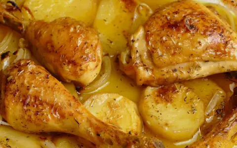Pollo asado con patatas y cebolla, una de las mejores recetas con pollo.