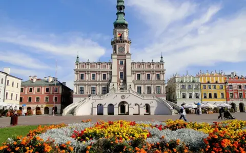 Kolorowe kamienice i Ratusz na Rynku Wielkim w Zamościu. Zamość atrakcje zachwycają o każdej porze roku.