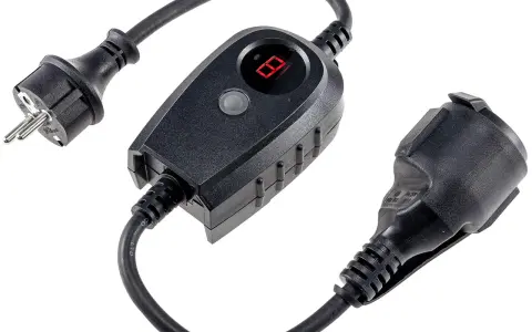 Un interrupteur crépusculaire avec un écran LED rouge et des prises européennes. Idéal pour automatiser l'éclairage extérieur.
