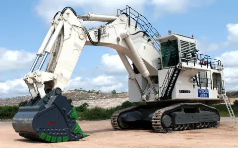 Potężna koparka Liebherr 944 z łyżką gotowa do pracy. Idealna do nauki pytań na egzamin koparki kl 3.