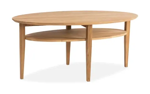 Ett elegant, ovalt soffbord i ek med en praktisk avlastningshylla. Perfekt för att förvara tidningar eller fjärrkontroller.