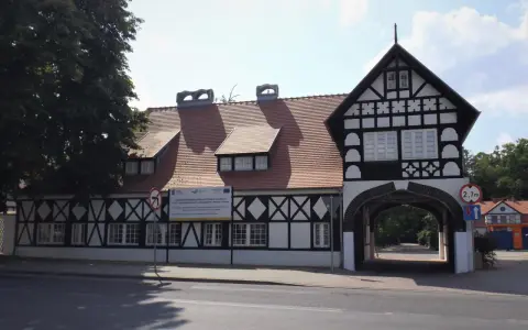 Zabytkowa kamienica w Żaganiu, z charakterystyczną architekturą szachulcową, to jedna z atrakcji miasta.