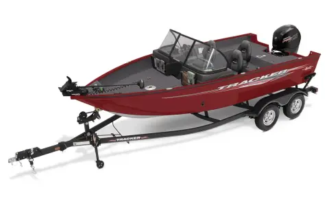 Bateau de pêche rouge Tracker sur remorque. C'est quoi un tracker ? C'est ce bateau prêt pour l'aventure !