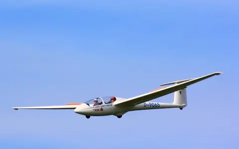 Dwóch pilotów w szybowcu D-9065. Chcesz wiedzieć, jak zostać pilotem samolotu? Zacznij od nauki latania szybowcem!