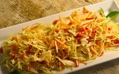 Sałatka jak z chińskiej restauracji – idealny przepis na chrupiącą surówkę