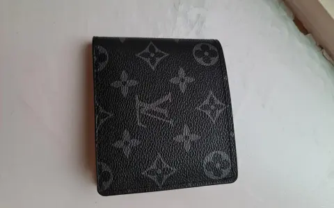 Jak rozpoznać oryginalny portfel Louis Vuitton i uniknąć podróbki