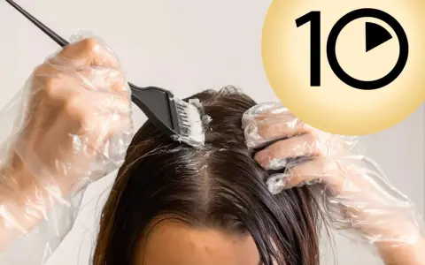 Guida per imparare come fare la tinta da sola a casa. Mani con guanti applicano la tinta sui capelli. Cerchio giallo con numero 10.
