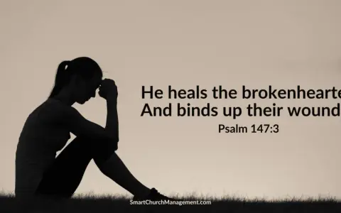 Silhouette of a woman with her head in her hands, finding solace in versiculos de sanidad. Psalm 147:3.