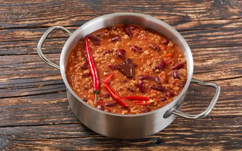 Garnki z chili con carne, z fasolą, mielonym mięsem i papryczkami chili. Idealne przyprawy do chili con carne to sekret smaku.