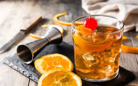 Drinki z whisky: Klasyki i proste miksy – Przepisy eksperta