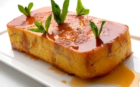 Delicioso pan de calatrava bañado en caramelo y decorado con hojas de menta fresca.