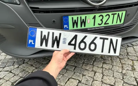 Nowe tablice rejestracyjne WW 466TN czekają na montaż. Ile dni na przerejestrowanie auta? Czas nagli!