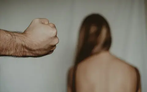 Mąż znęca się psychicznie? Jak się uwolnić i odzyskać życie.