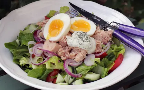 En härlig tonfisk sallad med ägg, lök och krämig dressing. Perfekt för en lätt lunch.