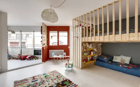 Chambre d'enfant colorée avec lit mezzanine, jouets et solutions d'organiser chambre enfant.