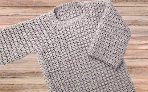 Jersey de punto gris con un diseño de patrón de punto grueso, ideal para un patrón jersey.