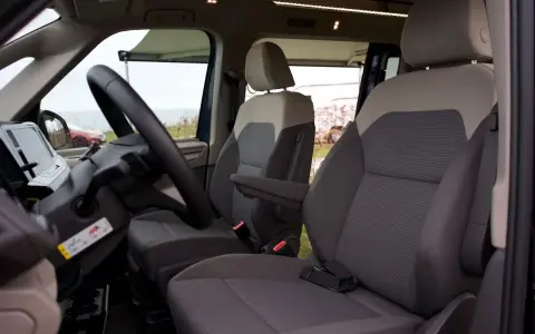 Wygodne fotele i kierownica w vw california wnętrze. Gotowi na podróż?