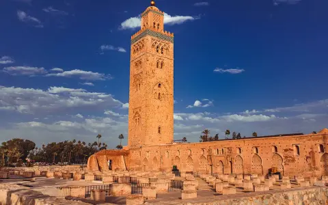 Der Koutoubia-Minarett in Marrakesch, ein Zeugnis der reichen Geschichte Marokkos. Die Frage, wie alt ist Marokko, wird durch solche Bauwerke beantwortet.