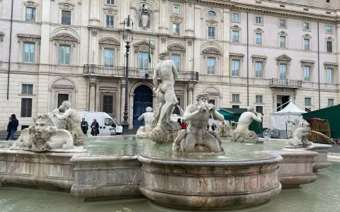 Fontanna Czterech Rzek na Piazza Navona, z barokowym Palazzo Braschi w tle.