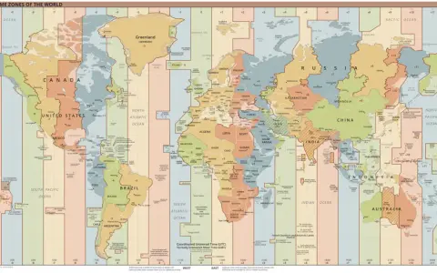 Mapa świata z zaznaczonymi strefami czasowymi. Islandia znajduje się w strefie UTC 0.