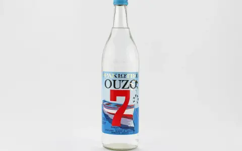 Flasche Ouzo mit der Aufschrift "37,5% VOL". Die Frage "wie viel prozent hat ouzo" wird hier beantwortet.