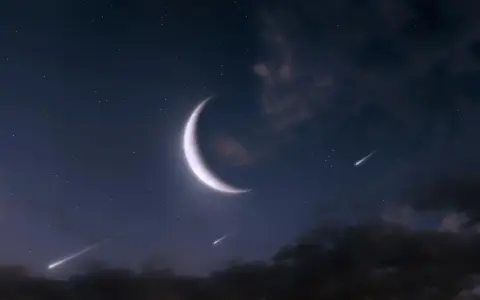 Nocne niebo z sierpem księżyca w Bliźniętach i spadającymi gwiazdami.