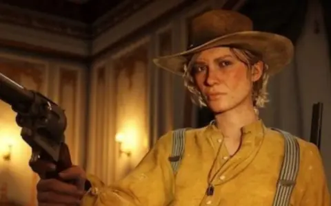 Sadie Adler w kapeluszu i żółtej koszuli trzyma rewolwer, gotowa do akcji.