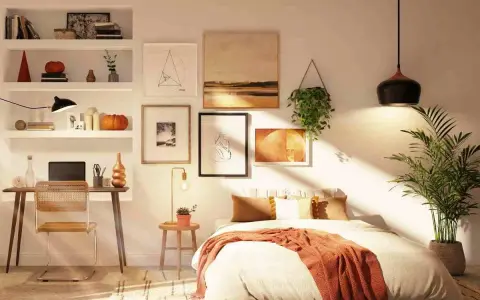 Acogedor dormitorio con cama sin cabecero, escritorio y estanterías llenas de arte y objetos decorativos.