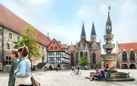 Bummel über den historischen Platz in Braunschweig mit Dom und Brunnen. Hier kann man viel entdecken, was man in Braunschweig machen kann.