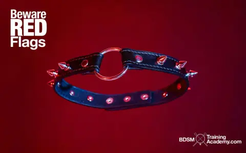 Czarny, kolczasty kołnierz z metalowym kółkiem, symbolizujący ostrzeżenie przed czerwonymi flagami w relacji BDSM.