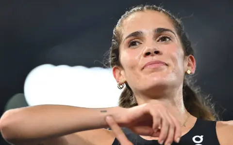 Marta García, atleta de atletismo, con el rostro sudoroso y una mirada de concentración.